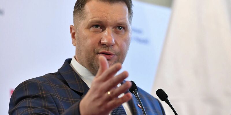 Polens Bildungsminister Przemyslaw Czarnek spricht bei einer Pressekonferenz. - Foto: Piotr Nowak/PAP/dpa