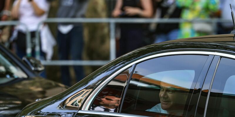Bundeskanzler Olaf Scholz blickt aus seinem Dienstwagen. - Foto: Oliver Berg/dpa