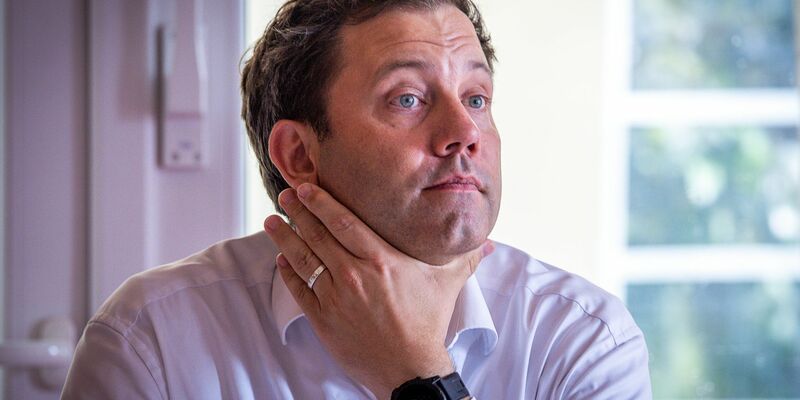 Lars Klingbeil kritisiert den neuen Streit in der Ampel-Koalition scharf. - Foto: Jens Büttner/dpa