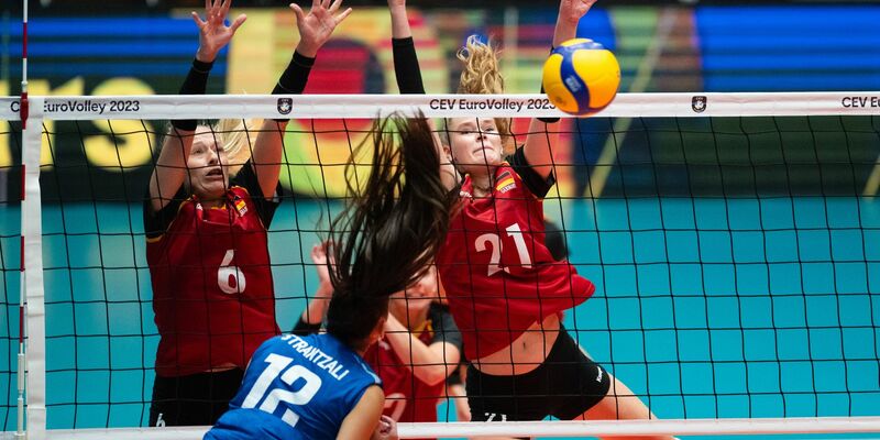 Griechenlands Aristea Tontai (l) versucht den Ball von Deutschlands Antonia Stautz zu blocken. - Foto: Marius Becker/dpa