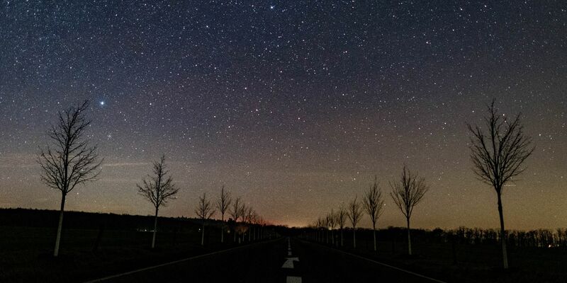 Ein kleiner Teil der Milchstraße am nächtlichen Sternenhimmel. - Foto: Patrick Pleul/dpa-Zentralbild/dpa