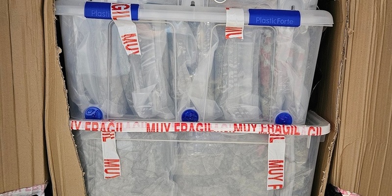 HZA-AC: Aachener Zoll findet Crystal Meth in Heizkörpern - Mutmaßlicher Drogenkurier hat fast fünfeinhalb Kilo Crystal Meth und in Holzkiste eingepferchten Vogel im Wagen - Foto: presseportal.de