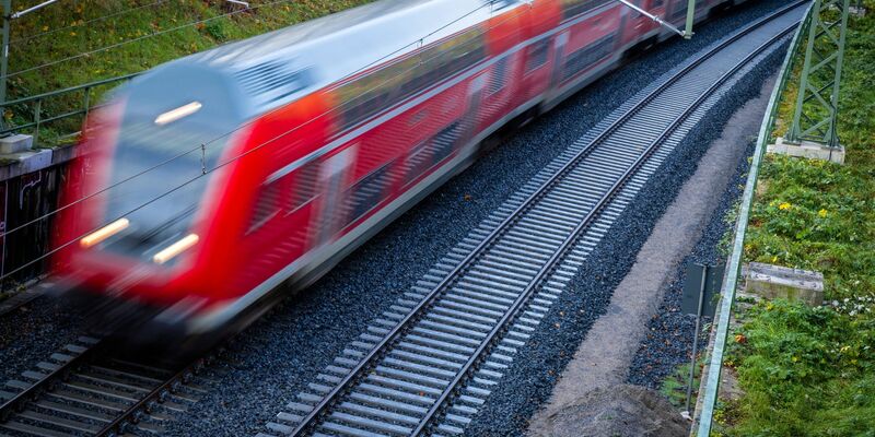 Das Deutschlandticket gilt als Nachfolger des im vergangenen Jahr auf drei Monate beschränkten 9-Euro-Tickets und soll Fahrten im öffentlichen Personennahverkehr einfacher und erschwinglicher machen. - Foto: Jens Büttner/dpa