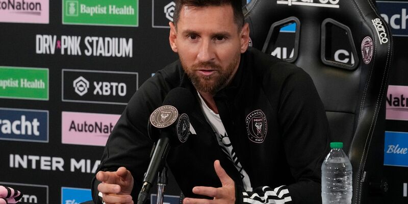 Miamis Lionel Messi beantwortet eine Frage während einer Pressekonferenz. - Foto: Marta Lavandier/AP/dpa