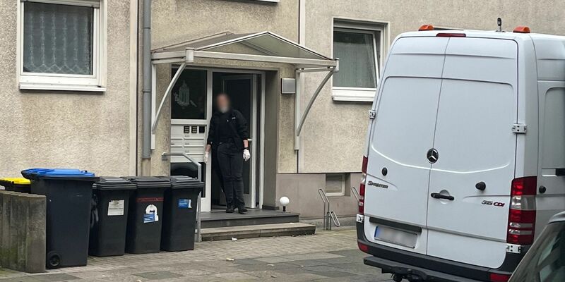 Der Tatort in Duisburg: Ein Polizist hat in Duisburg einen mit einem Messer bewaffneten Angreifer erschossen. - Foto: Chris Faith/Photography Alex Forstreuter/dpa