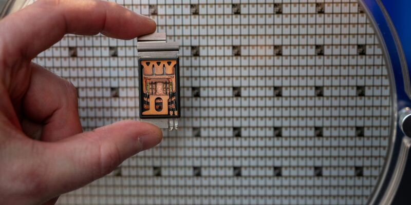 Europas Industrie sei besonders stark bei Autos und Elektrofahrzeugen und Industrieelektronik, die gerade für den Ausbau der Energienetze und für Wind- und Solaranlagen unersetzlich seien. «In beiden Märkten wird der Bedarf an Halbleitern massiv steigen», prognostiziert der ZVEI. - Foto: Harald Tittel/dpa