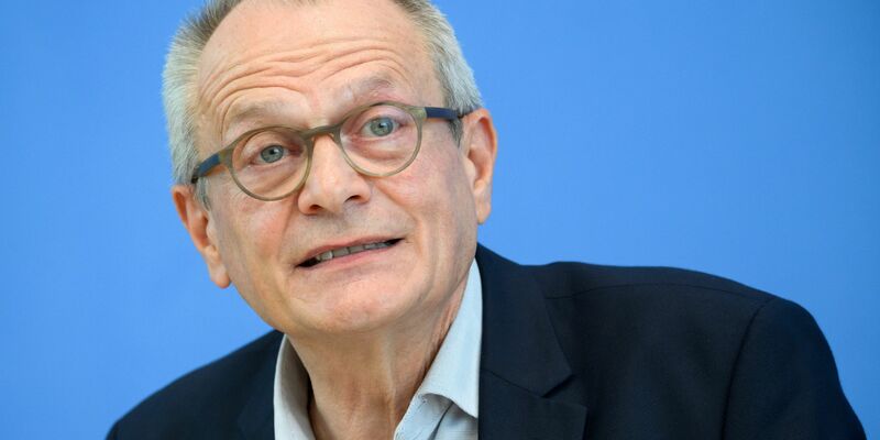 Ulrich Lilie, Präsident der Diakonie Deutschland, rückt in der Diskussion um die Kindergrundsicherung die mittel- und langfristigen Belastungen in den Fokus. - Foto: Bernd von Jutrczenka/dpa