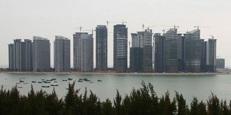 Evergrande-Gebäude auf der künstlichen Insel Haihua im chinesischen Danzhou. - Foto: Uncredited/CHINATOPIX/dpa