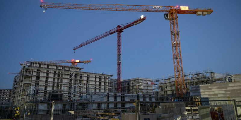 Der jahrelang boomende Wohnungsbau ist wegen des starken Zinsanstiegs und teurerer Materialien abrupt ins Stocken geraten. - Foto: Boris Roessler/dpa
