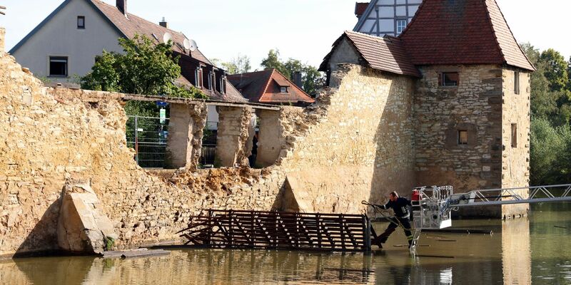 Blick auf den eingestürzten Teil der historischen Stadtmauer am Seeweiher in Weißenburg. - Foto: Goppelt/vifogra/dpa