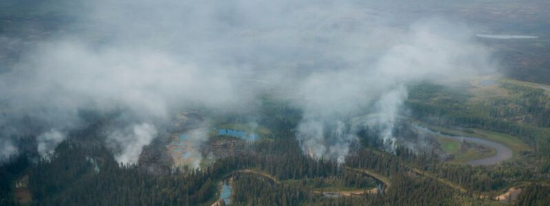 Rauch steigt aus den brennenden Wäldern in den Nordwest-Territorien Kanada. - Foto: Jeff McIntosh/The Canadian Press via AP/dpa
