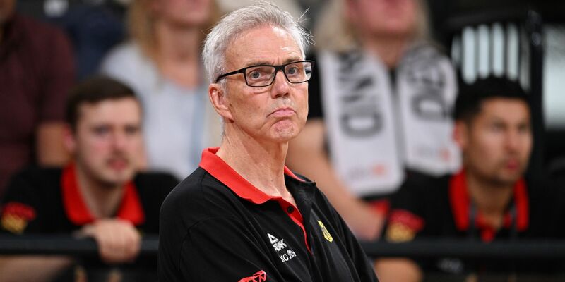 Deutschlands Bundestrainer Gordon Herbert steht am Spielfeldrand. - Foto: Daniel Reinhardt/dpa/Archivbild