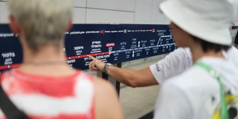 Menschen informieren sich über die Haltestationen der neuen Stadtbahn am Tag ihrer inbetriebnahme. - Foto: Ilia Yefimovich/dpa