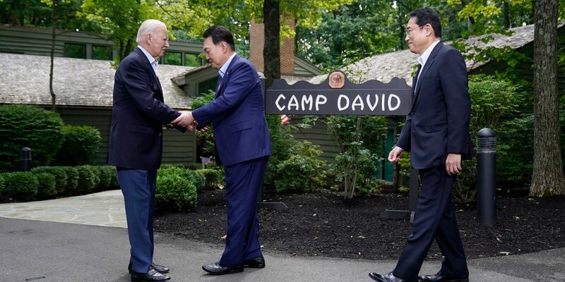 US-Präsident Joe Biden (l) begrüßt seine Gäste zum Gipfel in Camp David. - Foto: Andrew Harnik/AP/dpa