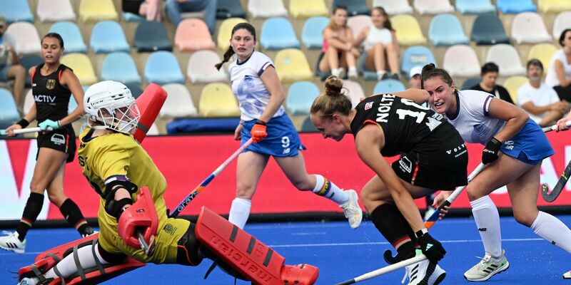 Deutschlands Lisa Nolte (r) und Schottlands Amy Gibson kämpfen um den Ball. - Foto: Federico Gambarini/dpa