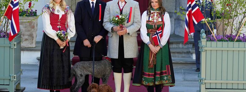 Kronprinzessin Mette-Marit (l-r), Prinz Sverre Magnus, Kronprinz Haakon und Prinzessin Ingrid Alexandra am norwegischen Nationalfeiertag. - Foto: Lise Åserud/NTB/dpa