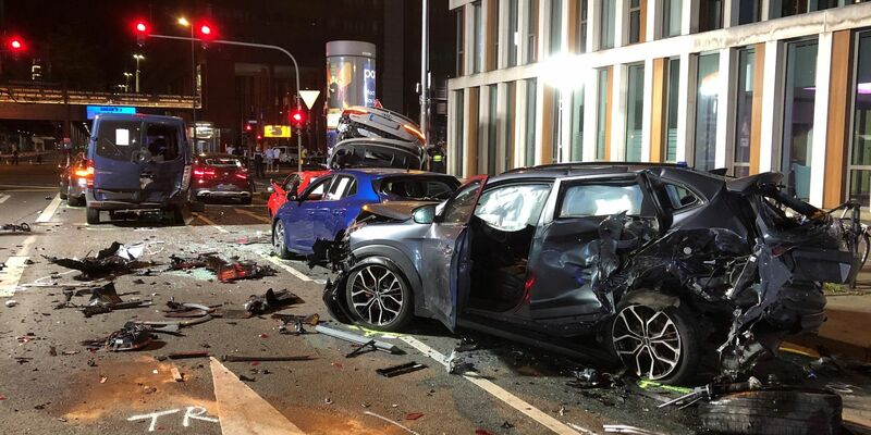 Unfallfahrzeuge türmen sich in der Innenstadt von Köln. - Foto: Petra Albers/dpa