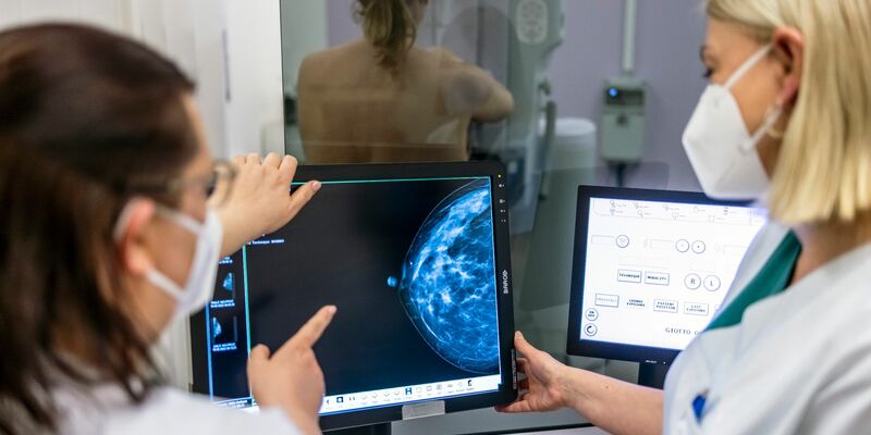 Bei Frauen ist Brustkrebs die verbreitetste Form von Krebs. - Foto: Hannibal Hanschke/dpa