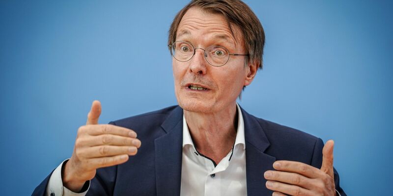 Der Forschungsstandort Deutschland habe in den vergangenen zehn Jahren schleichend an Attraktivität verloren, sagt Karl Lauterbach. - Foto: Kay Nietfeld/dpa