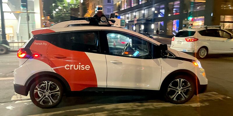 Ein fahrerloses Taxi von der Robotaxi-Firma Cruise in San Francisco. - Foto: Marty Bicek/ZUMA Press Wire/dpa