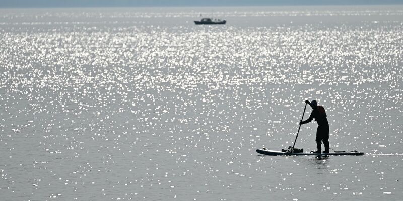 Ein Stand-up-Paddler paddelt über den Bodensee. (Symbolbild) - Foto: Felix Kästle/dpa