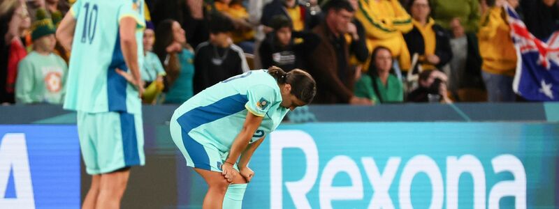 Australiens Superstar Sam Kerr (r) ist nach der Niederlage gegen die Schwedinnen enttäuscht. - Foto: Tertius Pickard/AP/dpa