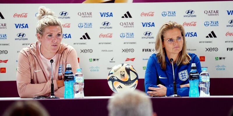 Millie Bright (l) und Englands Cheftrainerin Sarina Wiegman bei der Pressekonferenz. - Foto: Zac Goodwin/PA Wire/dpa