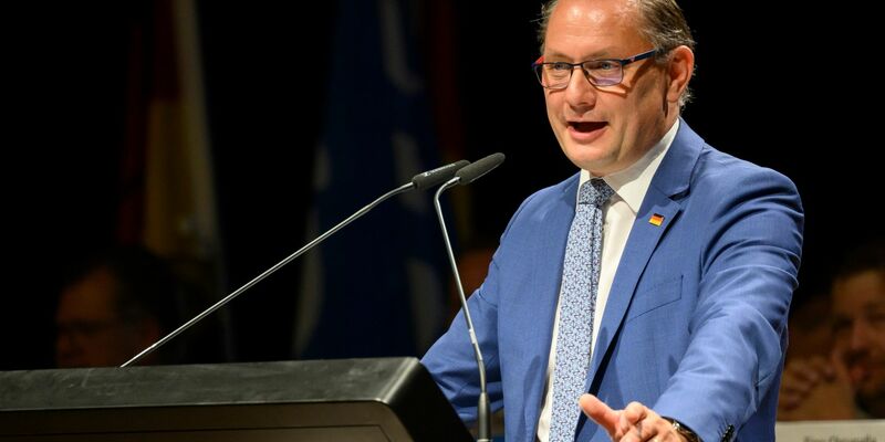 AfD-Chef Tino Chrupalla beim Landesparteitag der AfD Niedersachsen in Celle. - Foto: Julian Stratenschulte/dpa