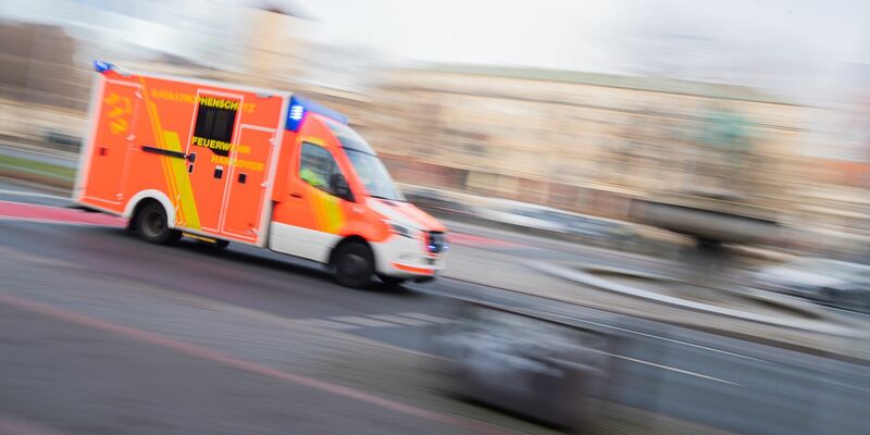 In Niedersachsen ist eine Frau in einem Kleidercontainer ums Leben gekommen. - Foto: Julian Stratenschulte/dpa