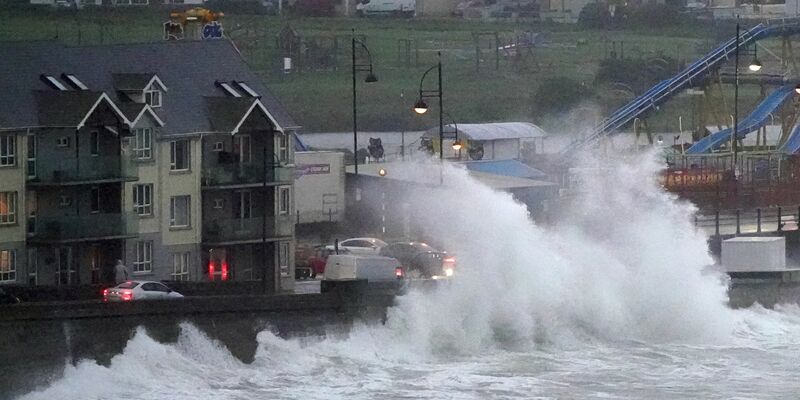 Wellen schlagen gegen die Ufermauer im irischen  Tramore,  während der Sturm «Betty» starke Winde und Regen sowie die Gefahr von Überschwemmungen mit sich bringt. - Foto: Niall Carson/PA Wire/dpa