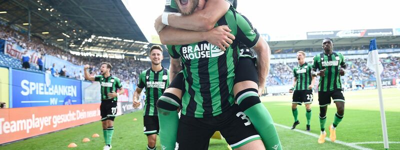 Hannovers Cedric Teuchert und Havard Nielsen bejubeln Teucherts Tor zum 2:1-Sieg bei Hansa Rostock. - Foto: Gregor Fischer/dpa