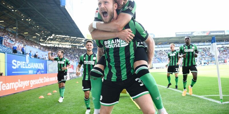 Hannovers Cedric Teuchert und Havard Nielsen bejubeln Teucherts Tor zum 2:1-Sieg bei Hansa Rostock. - Foto: Gregor Fischer/dpa