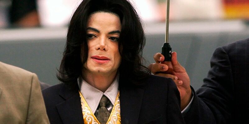 Michael Jackson trifft im Santa Barbara County Courthouse zu seinem Prozess wegen Kindesmissbrauchs ein (2005). - Foto: Aaron Lambert/The Santa Maria Times Pool via AP/dpa