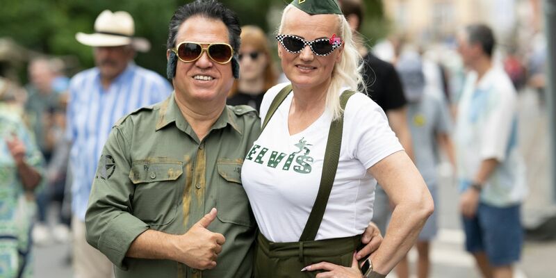 Ein Elvis-Tattoo auf einer Wade. - Foto: Boris Roessler/dpa