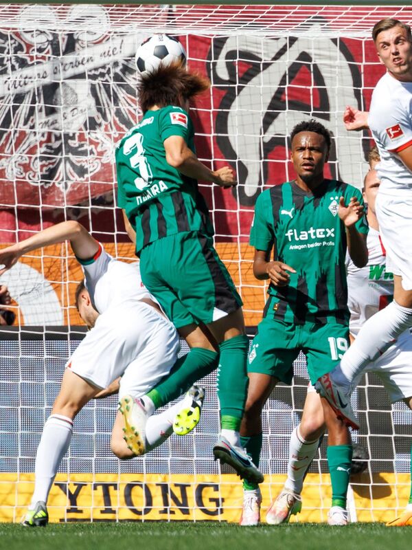 Osm gólů poskytuje nejlepší zábavu pro Augsburg na začátku Bundesligy.