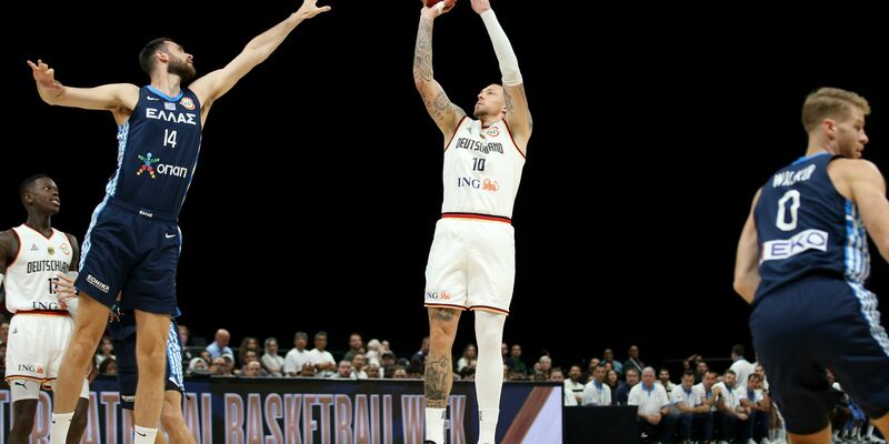 Steht in der NBA vor einem Wechsel zu den Los Angeles Clippers: Daniel Theis (r). - Foto: Matthias Stickel/dpa