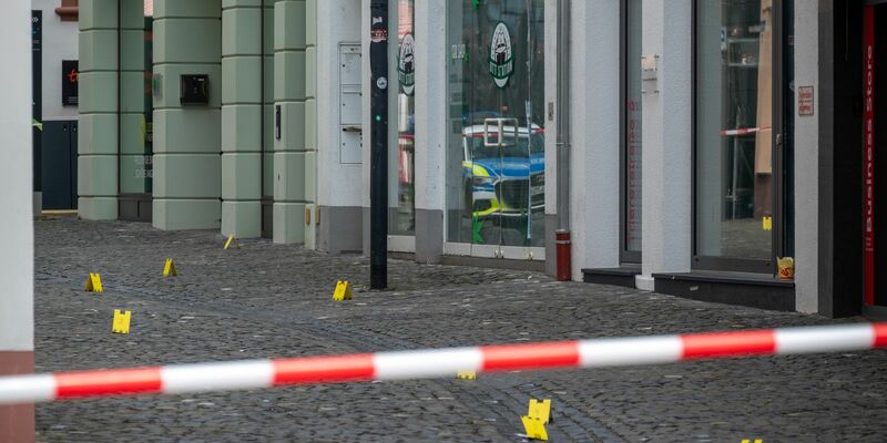 Markierungstafeln der Spurensicherung. - Foto: Harald Tittel/dpa