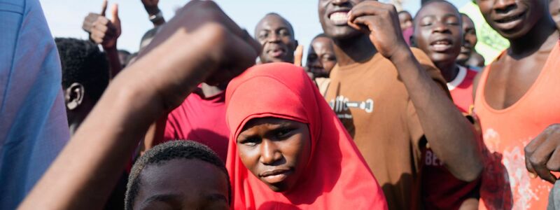 Junge Nigrer versammeln sich in der Hauptstadt Niamey. - Foto: Sam Mednick/AP/dpa