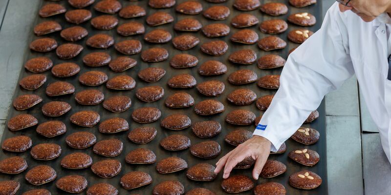 Weihnachtsgebäck verkauft sich besser bei grauem Himmel. - Foto: Daniel Karmann/dpa