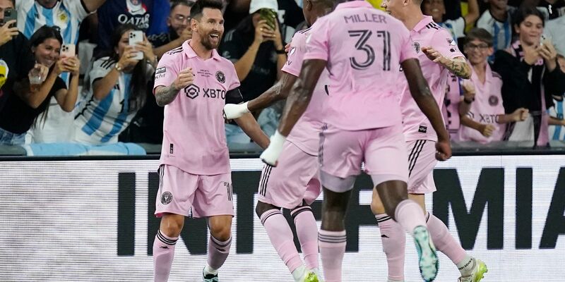 Inter Miamis Lionel Messi (l) feiert sein Tor mit seinen Mannschaftskameraden. - Foto: George Walker IV/AP/dpa