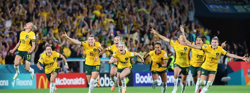 Die australischen Spielerinnen feiern ihren Sieg gegen Frankreich. - Foto: Tertius Pickard/AP/dpa