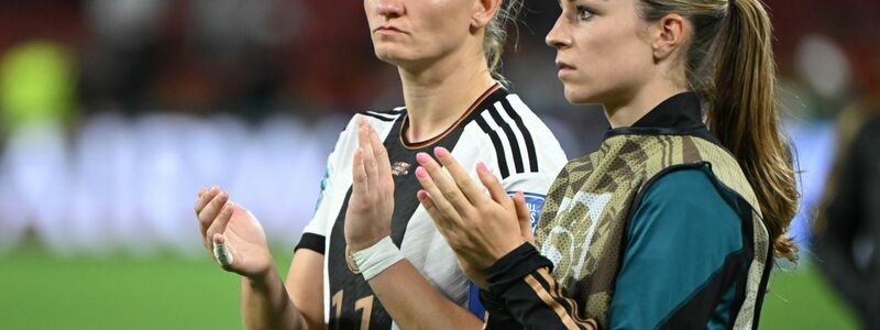 Deutschlands Alexandra Popp und Melanie Leupolz (r) zeigen sich enttäuscht. - Foto: Sebastian Gollnow/dpa