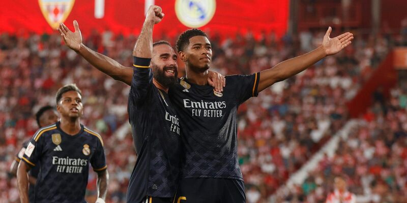 Jude Bellingham (r) traf beim Real-Sieg in Almeria doppelt. - Foto: Fermin Rodriguez/AP/dpa