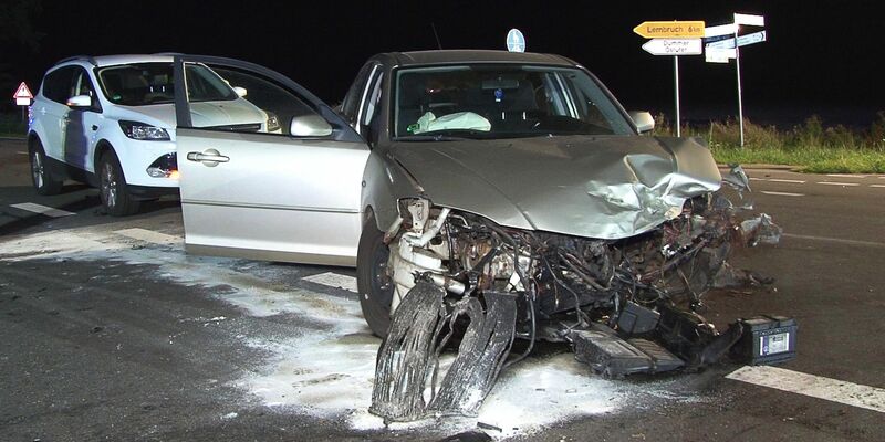 Bei einem Frontalzusammenstoß sind zahlreiche Menschen verletzt worden, eine Person davon schwer. - Foto: Rolf Haß/dpa