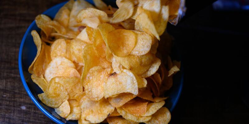 Geöffnete Chipstüten schaffen es selten mit Rest in den nächsten Tag. - Foto: Robert Michael/dpa