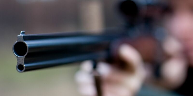 Ein Mann zielt mit seinem Jagdgewehr. (Symbolbild) - Foto: Patrick Pleul/dpa-Zentralbild/dpa