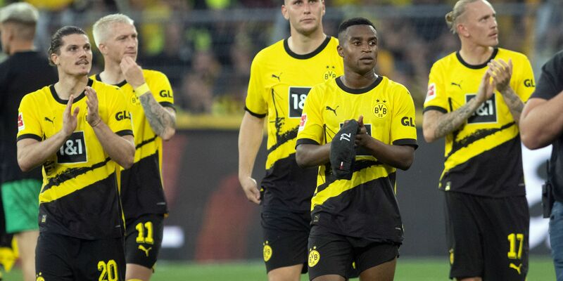 Dortmunds Spieler bedanken sich nach dem Heimsieg gegen den 1. FC Köln bei den Zuschauern für deren Unterstützung. - Foto: Bernd Thissen/dpa