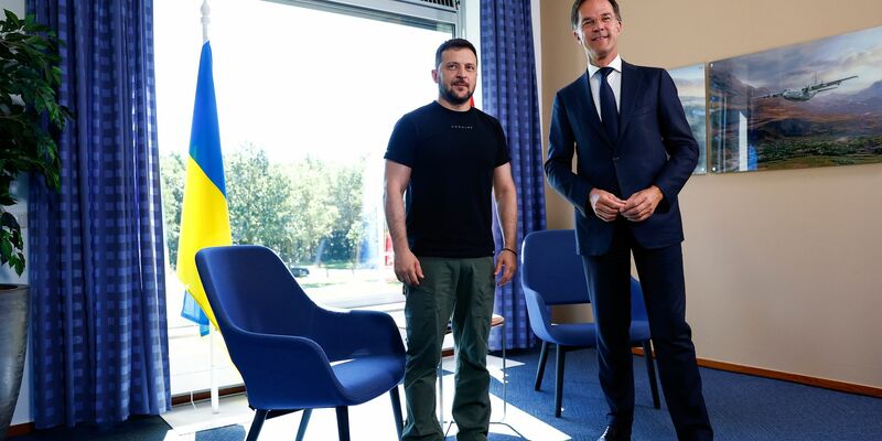 Wolodymyr Selenskyj (l.) trifft den niederländischen Ministerpräsidenten Mark Rutte. - Foto: Piroschka Van De Wouw/Pool Reuters/AP/dpa