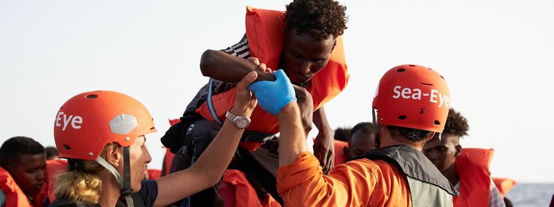 Flüchtlinge werden von einem Schlauchboot evakuiert. (Archiv) - Foto: Fabian Heinz/Sea-Eye/dpa