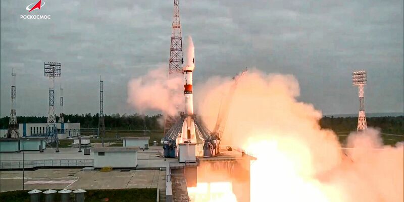 Die Sojus-2.1b-Rakete mit der automatischen Mondlandestation Luna-25 hebt von der  Startrampe im Kosmodrom Wostotschny ab. - Foto: ---/Roscosmos State Space Corporation/AP/dpa